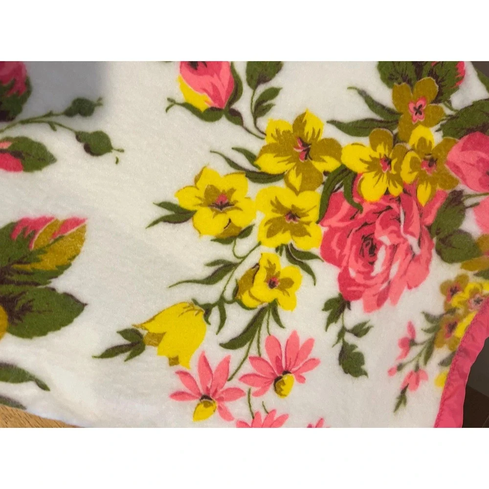 Beacon Flora Pink Yellow Floral Flowers Satin Trim Blanket Full Size 80 X 90 VTG